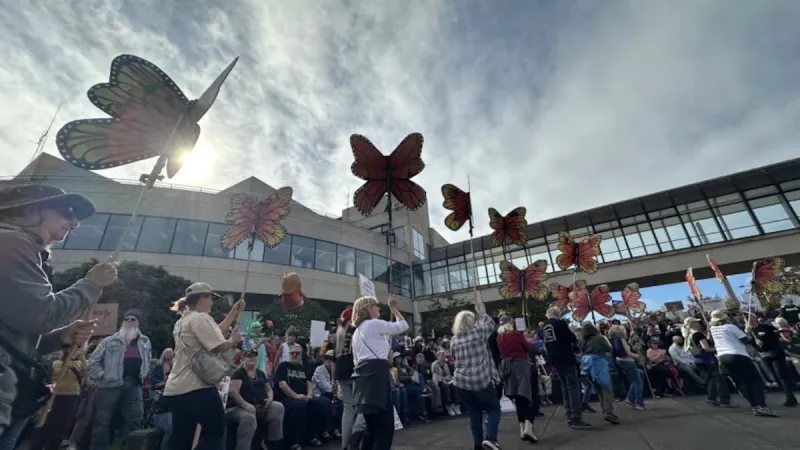 With midterm elections closing in, 'No Kings' event draws heavy crowd in Eugene