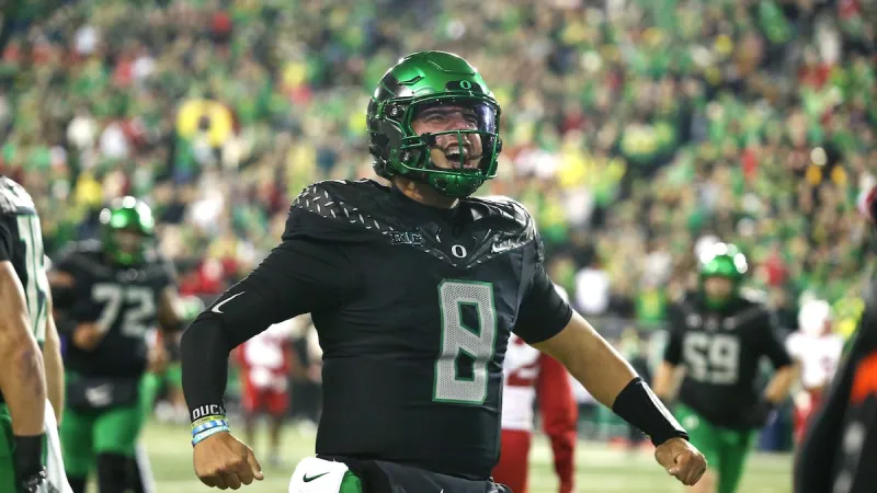 Raiola's 4-yard touchdown pass with 28 seconds left gives Oregon a 17-14 win over Nebraska