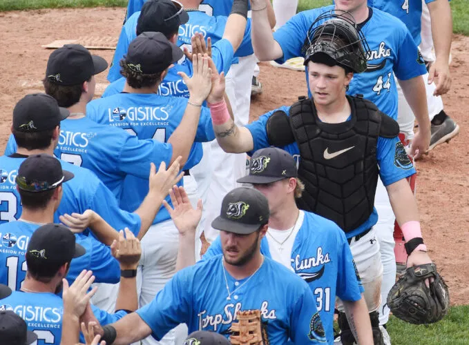 Tarp Skunks hold off Oilers 15-11
