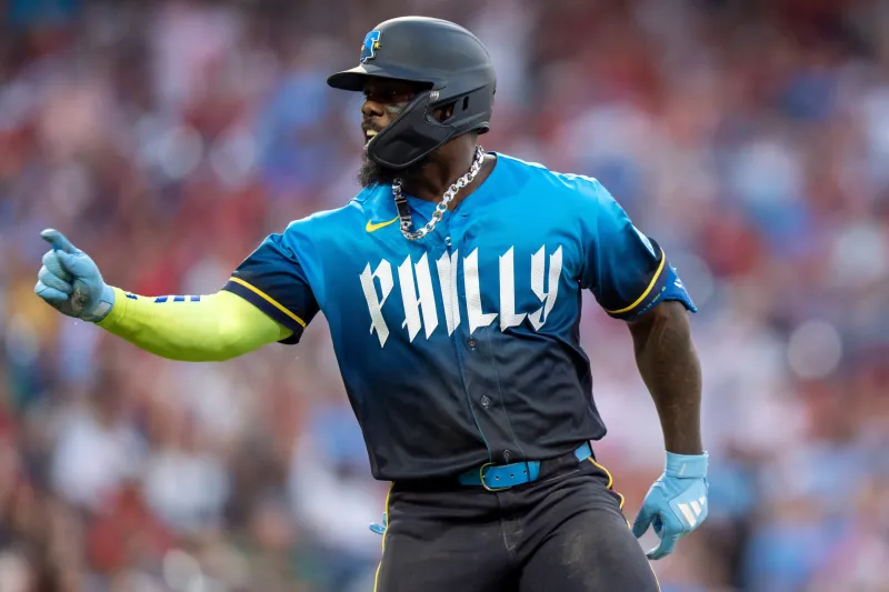 Gritty Phillies offense holds off White Sox