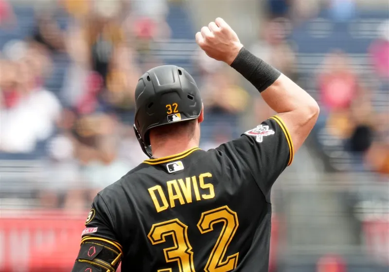 2-RBI days from Henry Davis, Brandon Lowe lead the Pirates to a series win against the Mariners