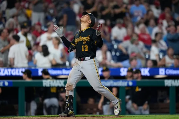 3 HRs send Pirates past Phillies
