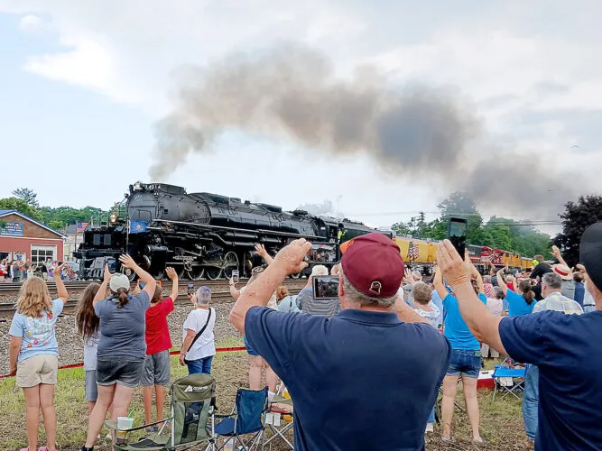 Crowds delighted by Big Boy's arrival in Altoona