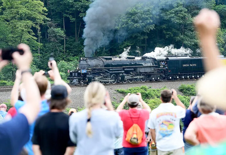 Big Boy rounds the Horseshoe Curve
