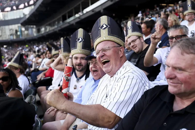 Pope Leo night at White Sox baseball park maxes out stadium capacity