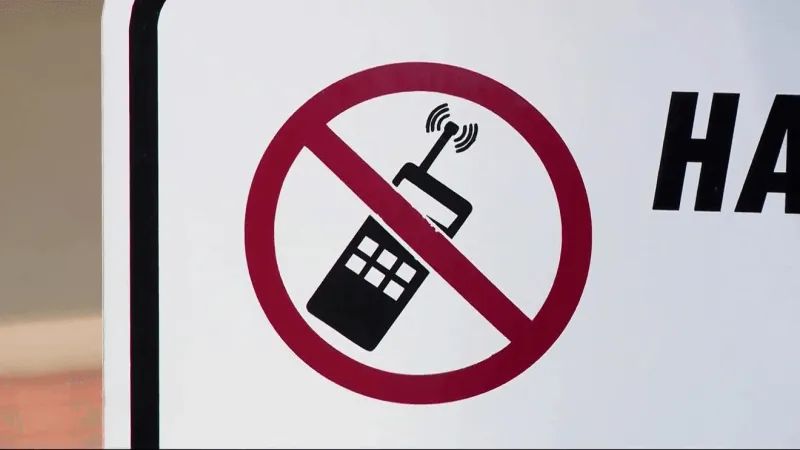 Pa schools debate responsibility of who should enact 'bell-to-bell' cellphone ban