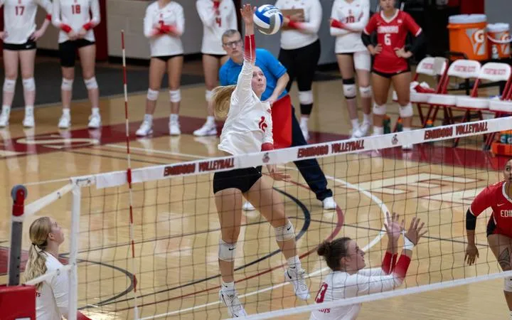 Volleyball Splits on Final Day of Hall of Fame City Challenge