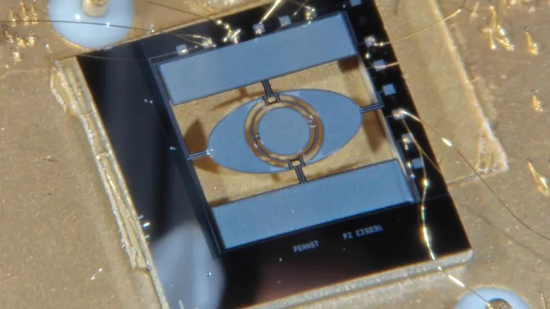 Tiny mirror controls light in 3D, could make microscopes smaller and faster