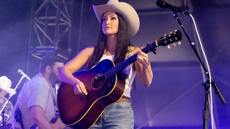Kacey Musgraves Honors 'Supernova' Dolly Parton and Covers '9 to 5'