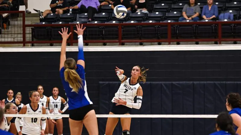 Women's Volleyball Sweep Alvernia in Season Opener