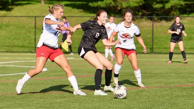 Women's soccer rolls past La Roche thanks to big second half
