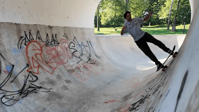 Skateboarder stops in PA as he travels from Mississippi to NYC for mental health awareness