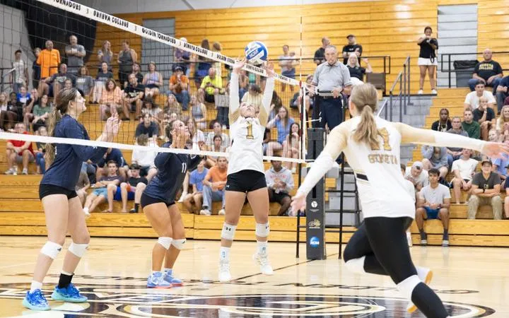 Women's Volleyball Splits on Opening Day at Lynchburg