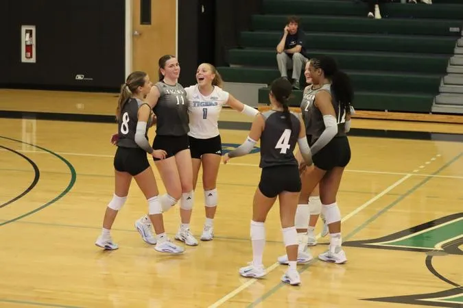 Volleyball Defeats Queens at Wilmington's Wildcat Regional Invitational