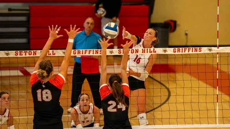Volleyball Closes out Classic with Win
