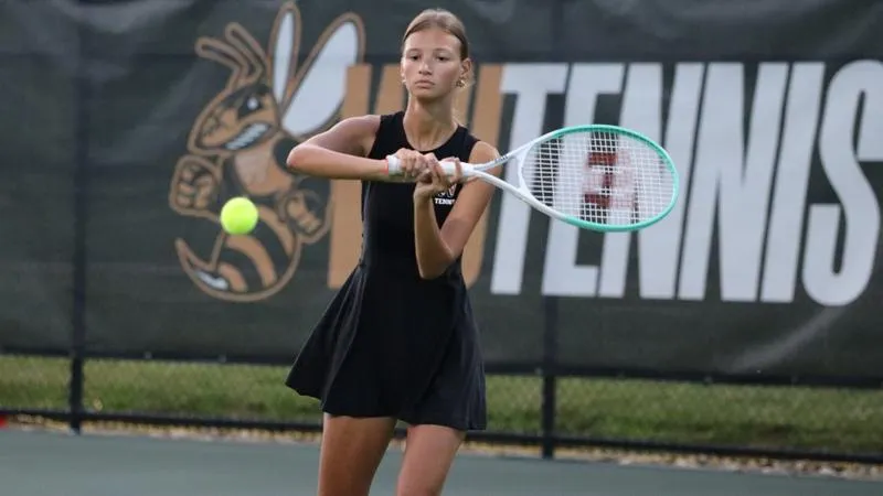 Women's tennis wins third in a row