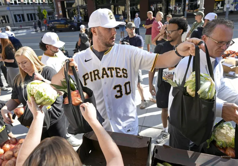 The Pirates distribute food, visit local schools and clean up community fields on Roberto Clemente Day