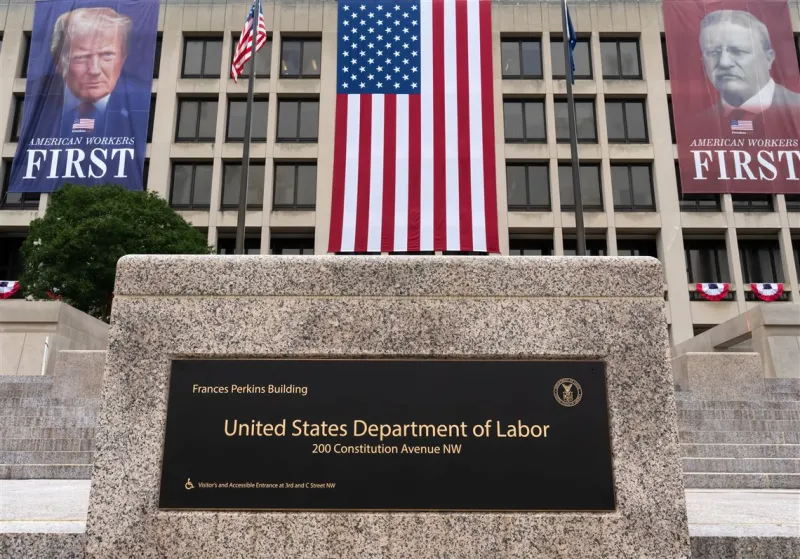 Claims for unemployment benefits drop to 196,000, lowest since mid-July as layoffs remain low