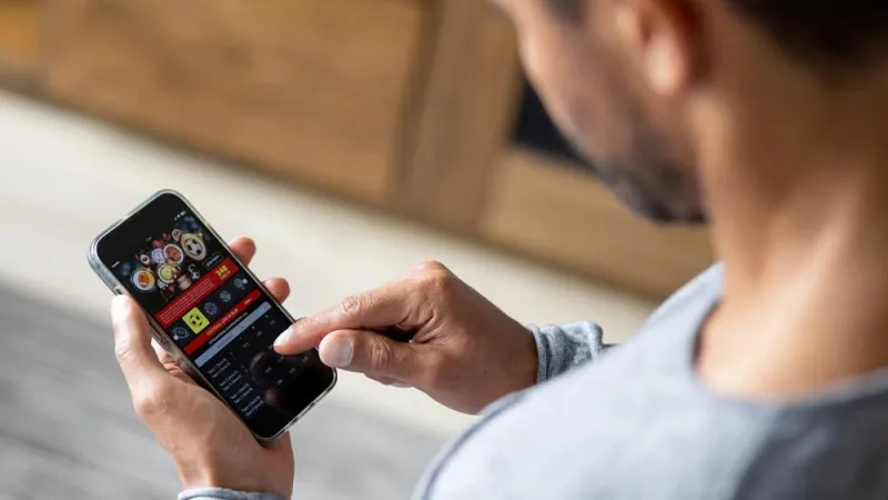 The Medical Minute: Know the signs of online gambling addiction