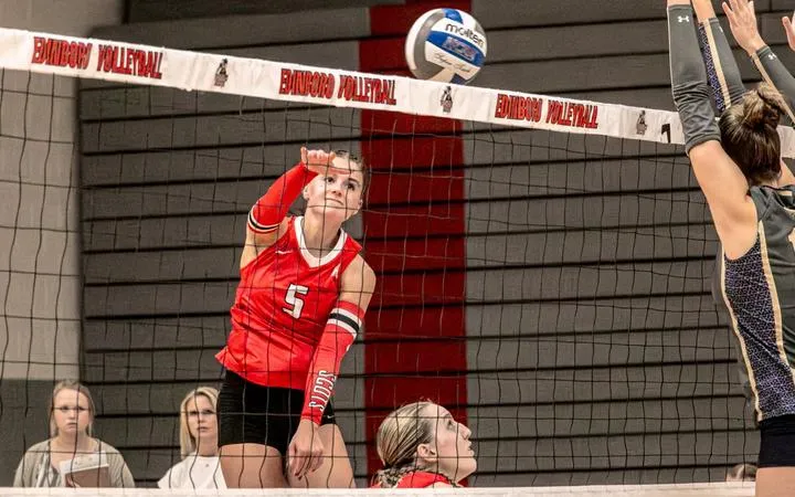 Volleyball Sweeps Past Salem on Tuesday