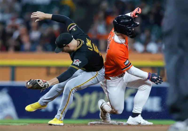 Sloppy defense burns Pirates as 5-run comeback falls short