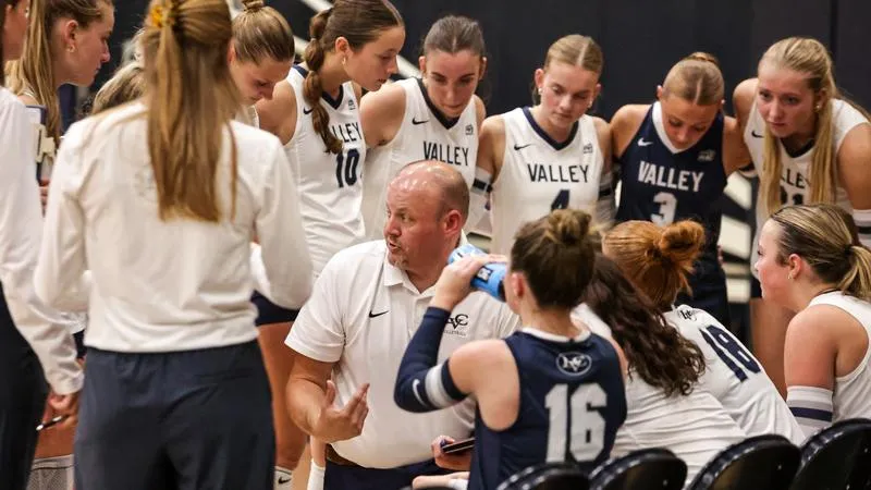 Women's Volleyball Defeats King's for 100th Career Win for Scott Reynolds