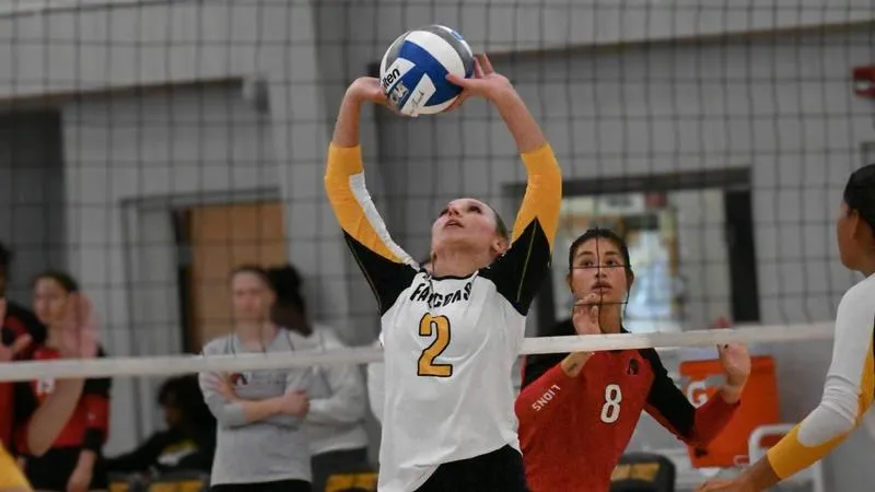 Volleyball Clipped By Penn State Berks in Five Sets