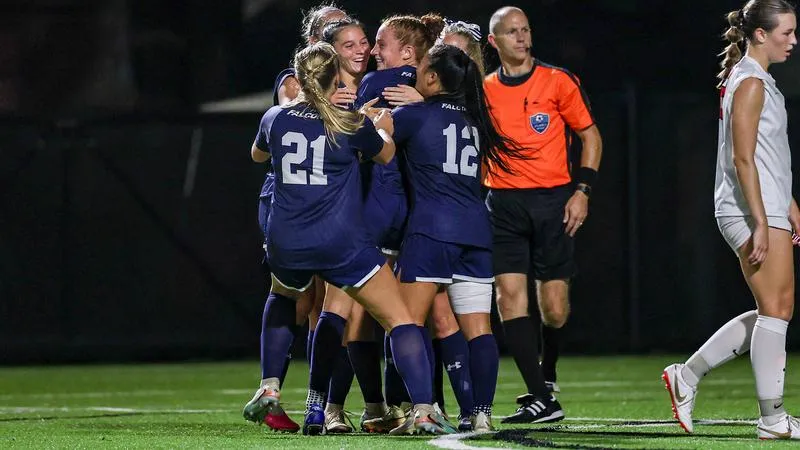 Three First Half Goals Pushes No. 7 Women's Soccer Past LBC