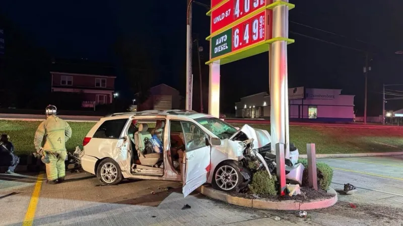 Minor injuries reported after van crashes into Sheetz sign in Franklin County