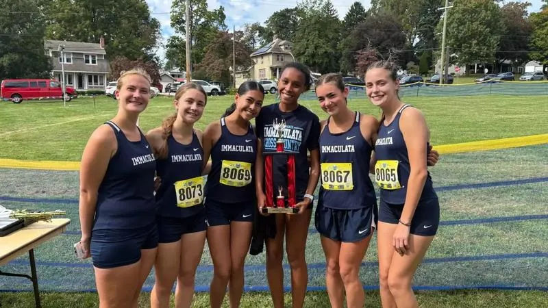 Donahue Sets New Course Record as Women's Cross Country Wins Cairn Highlander Invitational