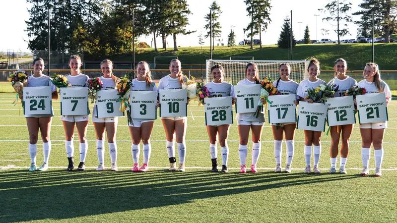 Women's soccer cruises to 8-0 senior day victory against Bethany