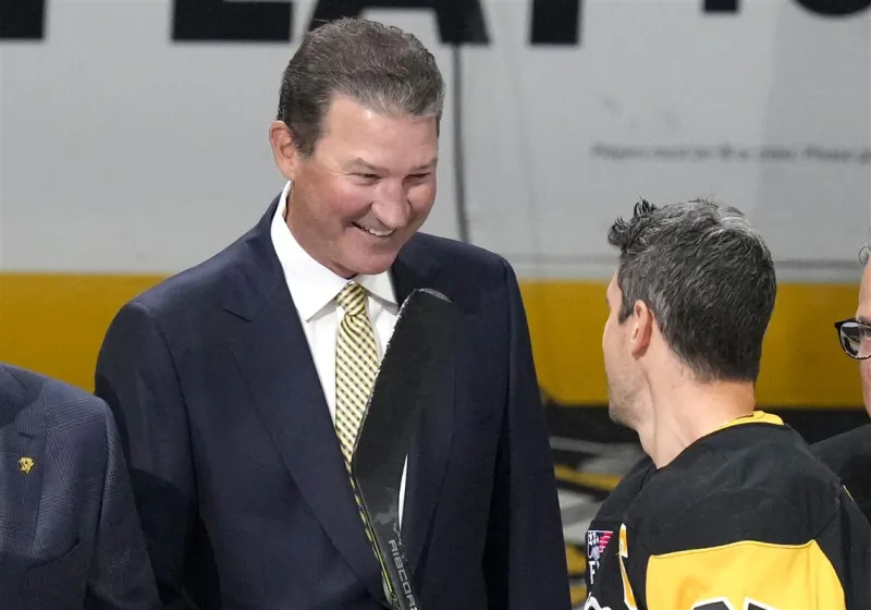 Mario Lemieux receives a huge ovation at the Penguins' home opener