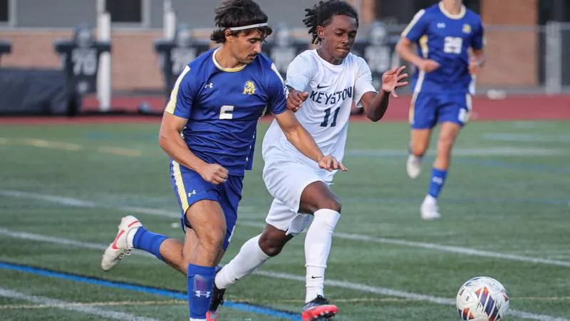 Hodge-Davila, Cummings Score as Giants Shut Out Cairn, 2-0