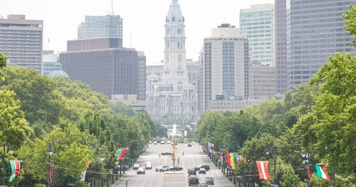 Police fatally shoot armed man in standoff on Benjamin Franklin Parkway