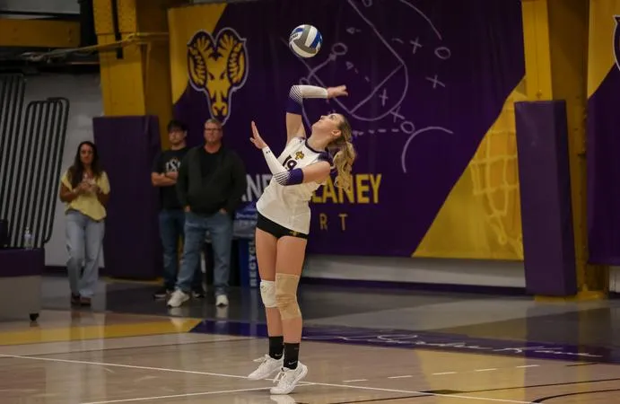 Women's Volleyball Rolls Past Lackawanna for 3-0 Senior Day Victory