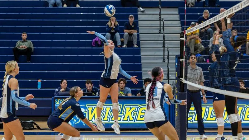 Women's Volleyball Sweeps Tri-Match with Catholic and Hunter