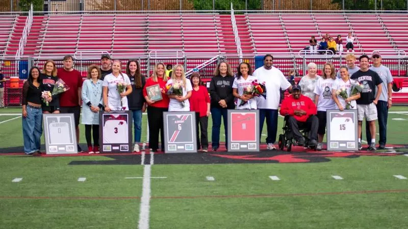 Women's Soccer Honors Seniors against Hood