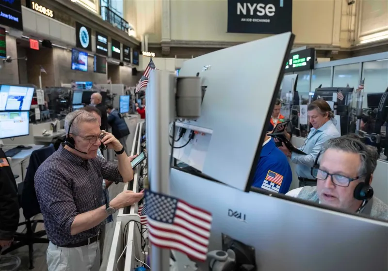 Strong profit reports from Goldman Sachs and others support Wall Street as chip stocks drop