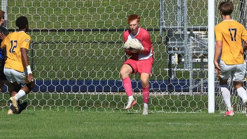 Late Goal Lifts Gators Past Cougars