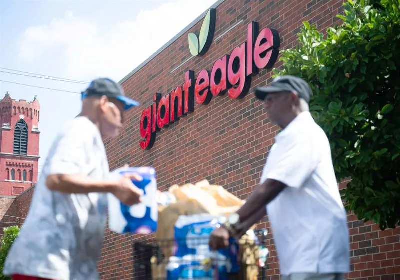 Elizabeth Warren calls on feds to 'scrutinize' Kroger's plans to acquire Giant Eagle