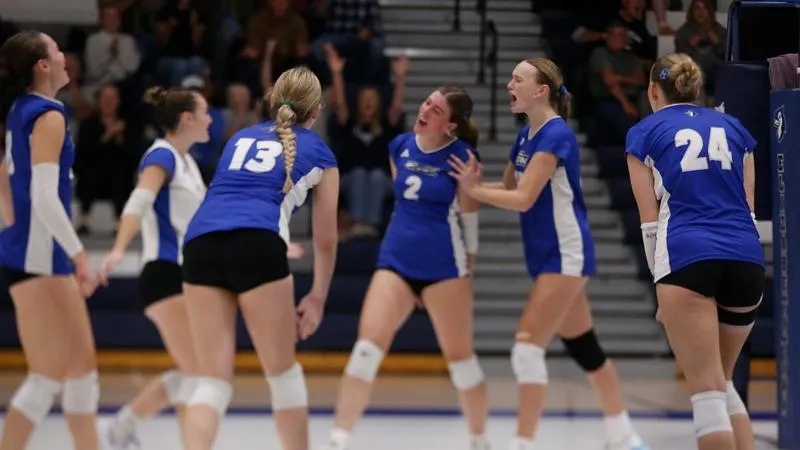 Women's Volleyball Defeats Moravian in Four-Set Thriller