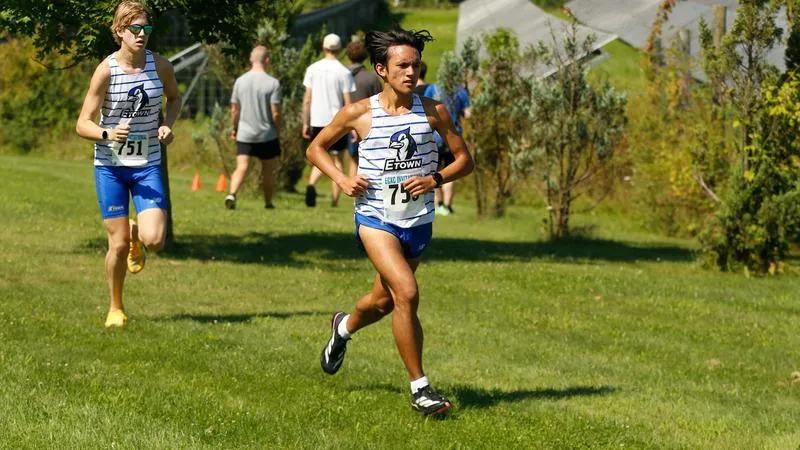 Kendig runs new personal best, leads men's cross country to 7th place finish