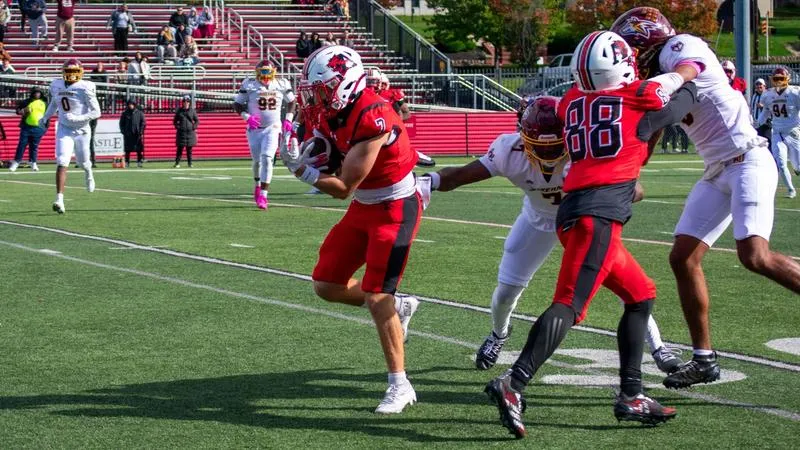 Football Narrowly Falls to Alvernia at Home