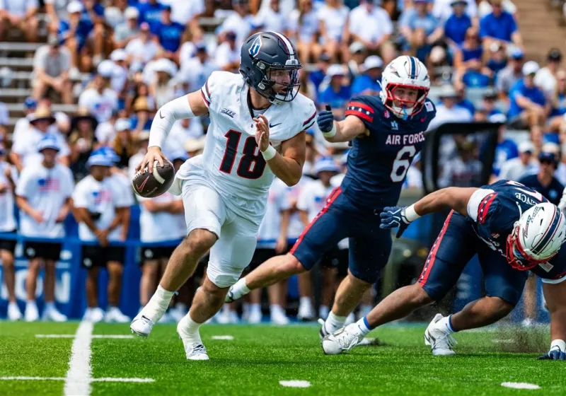 Duquesne football pulls out narrow victory against Stonehill