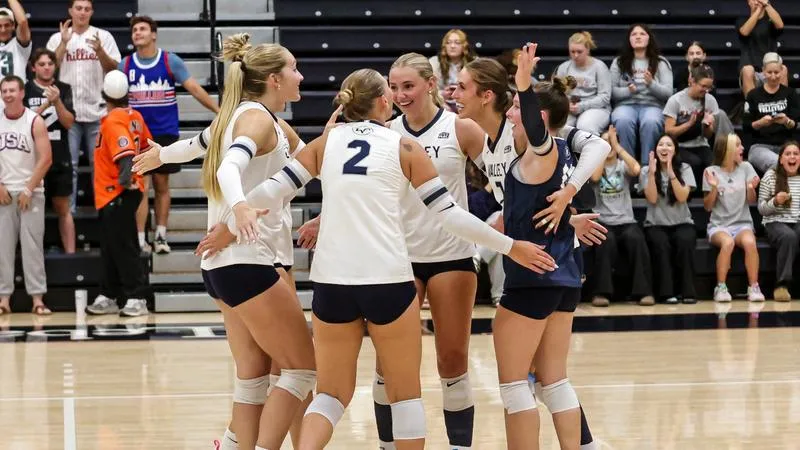Women's Volleyball Splits Home Tri-Match