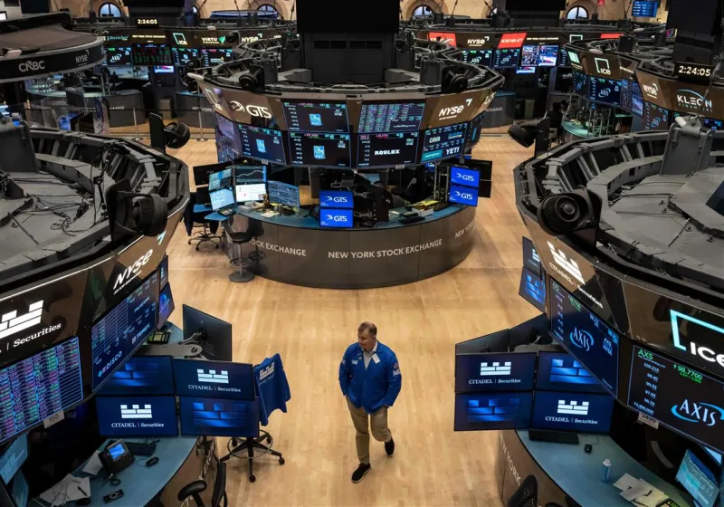 U.S. stocks hold relatively steady even as several AI companies swing lower