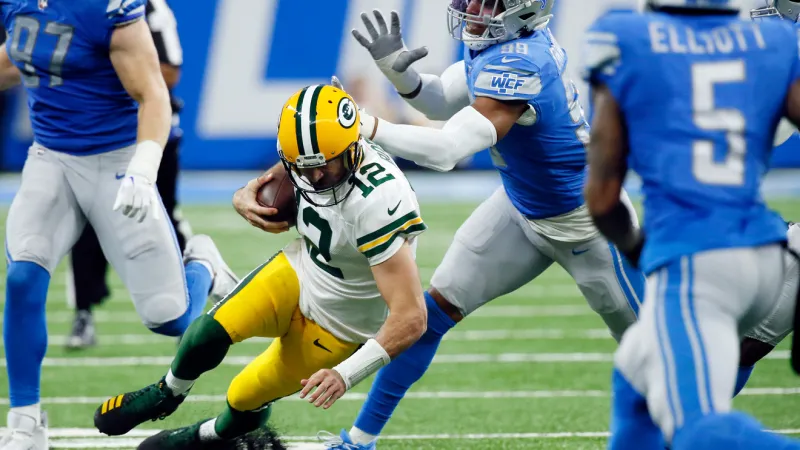 Rodgers, NFL players urge league to nix turf, go with grass