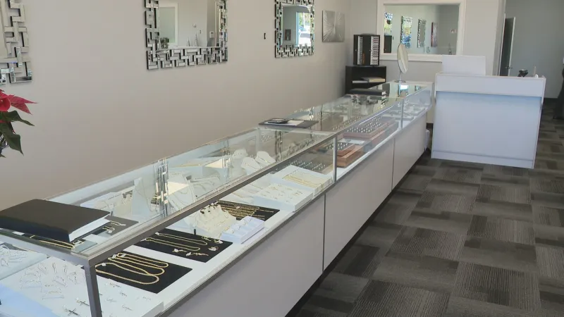 New jewelry store opens on Mineral Spring Avenue