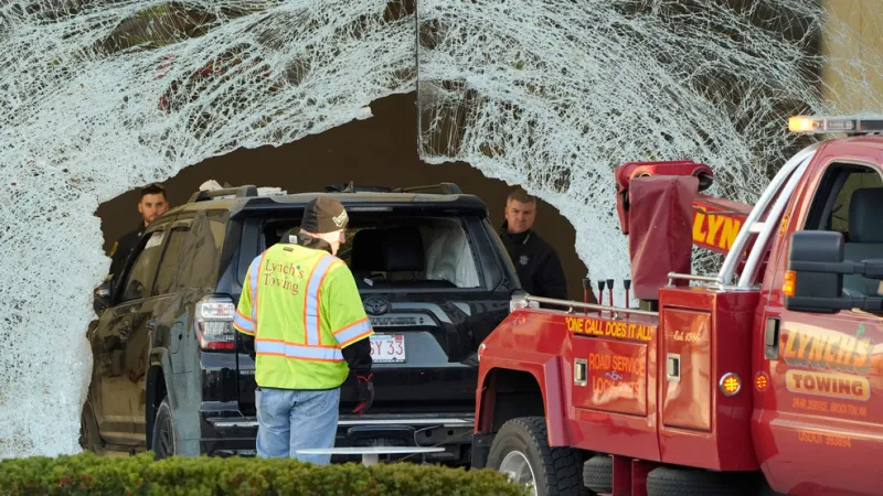 Lawyers sue shopping center, Apple over store crash in Hingham