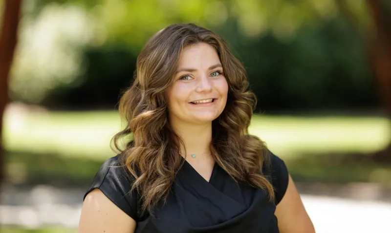 Libby Adams '27 receives Hertog Fellowship
